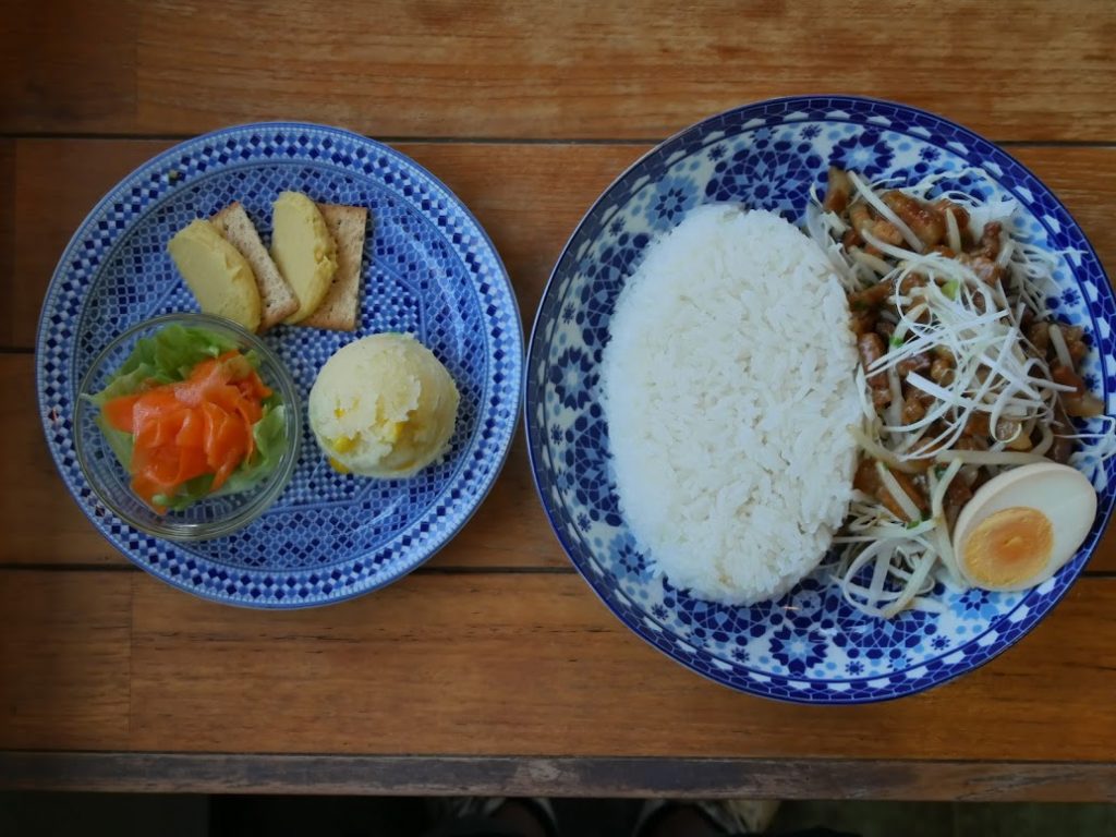 屋久島ノマドカフェ　ランチ　この日はルーローファン