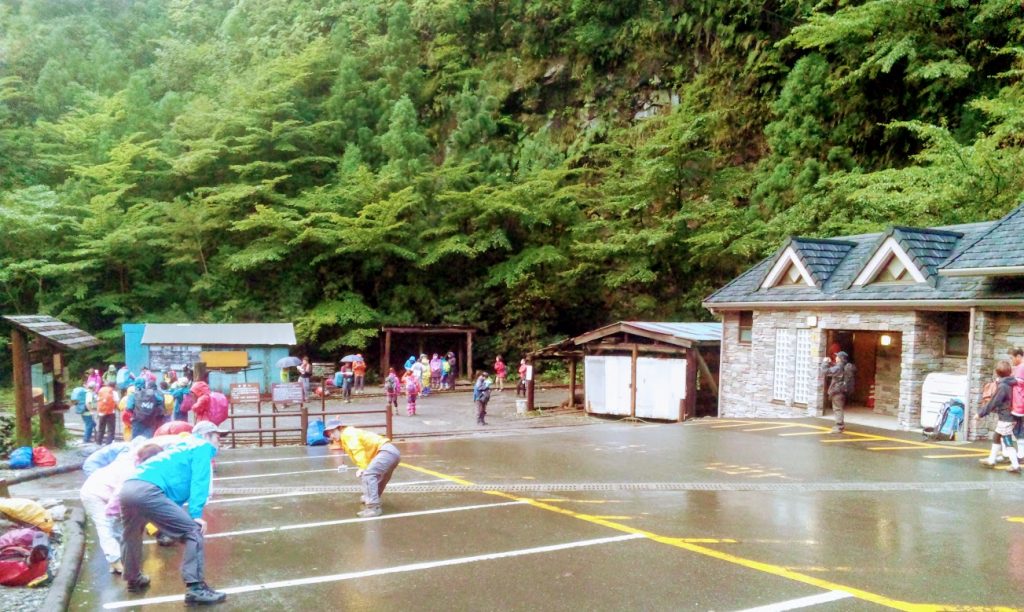 荒川登山口　右奥の建物がトイレ