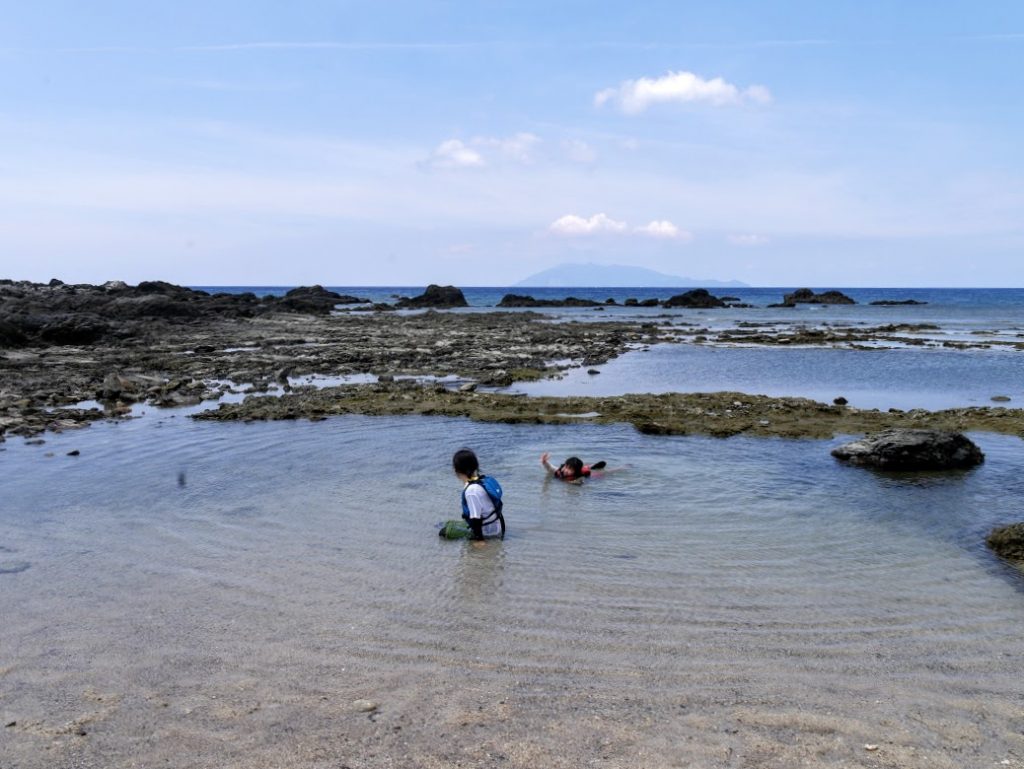 屋久島　栗生　向こうに見えるのが口永良部島です。