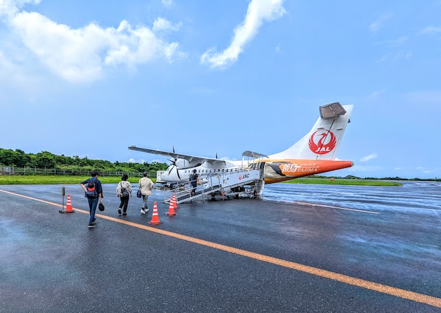 屋久島空港　JAL便に乗り込む人たち