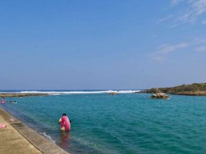 春田浜海水浴場　天然のプール　入るところはコンクリートになっています。なんだか不思議です。