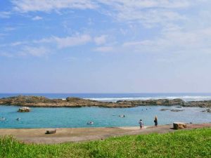 春田浜海水浴場　天然のプール　かなり広いです。