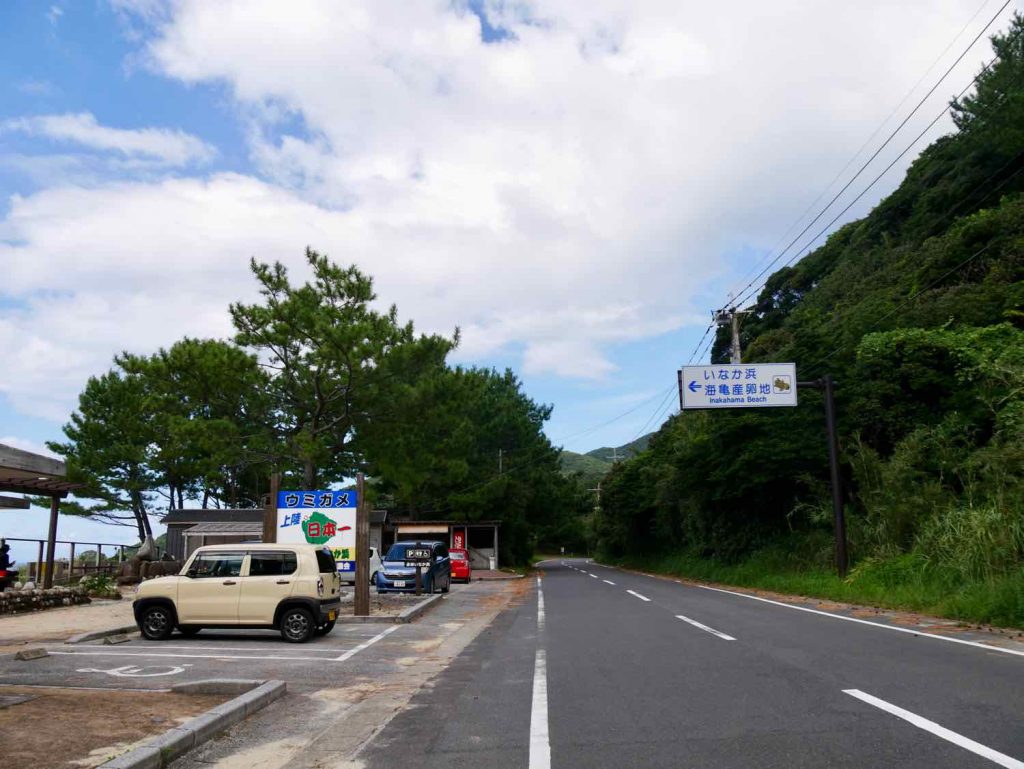 いなか浜駐車場　宮之浦方面を向いて撮影しています。左が海です。