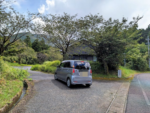 屋久島 宮之浦 「牛床詣所」への道。看板手前の道を曲がります