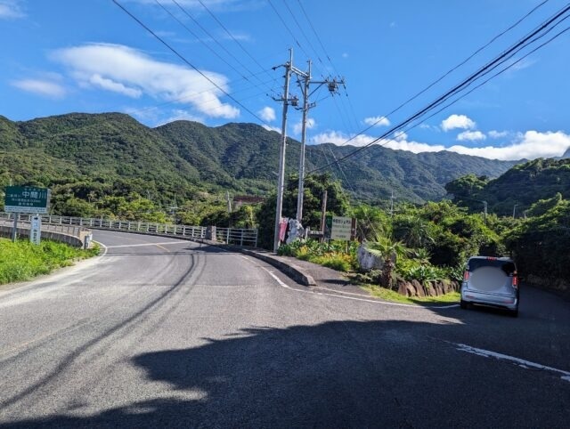 中間集落の県道と中間川の橋