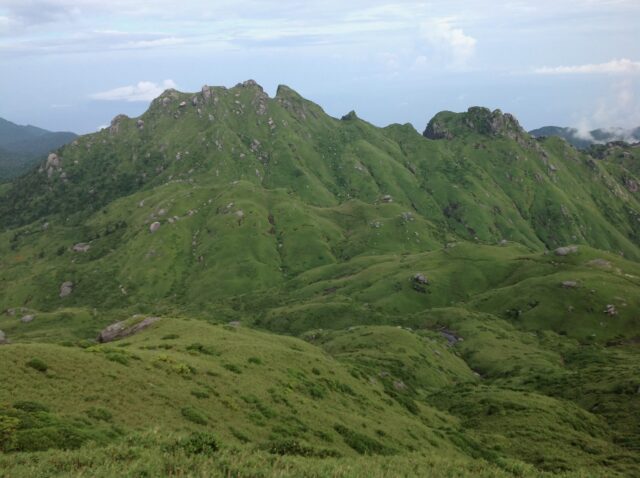 宮之浦岳の山頂から見た、緑の尾根が続く永田岳
