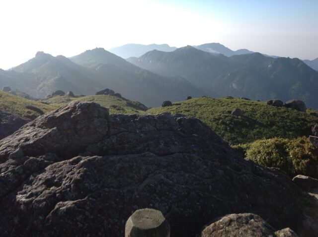 宮之浦岳の山頂から見た、遠くの黒味岳と歩いてきた尾根