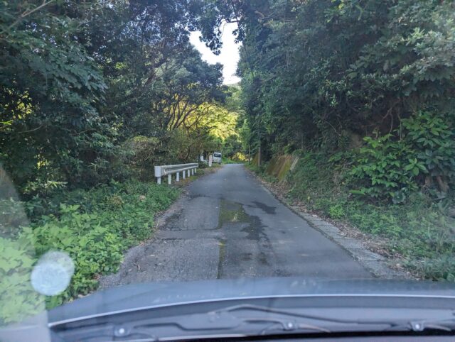 集落を出てすぐの細い山道