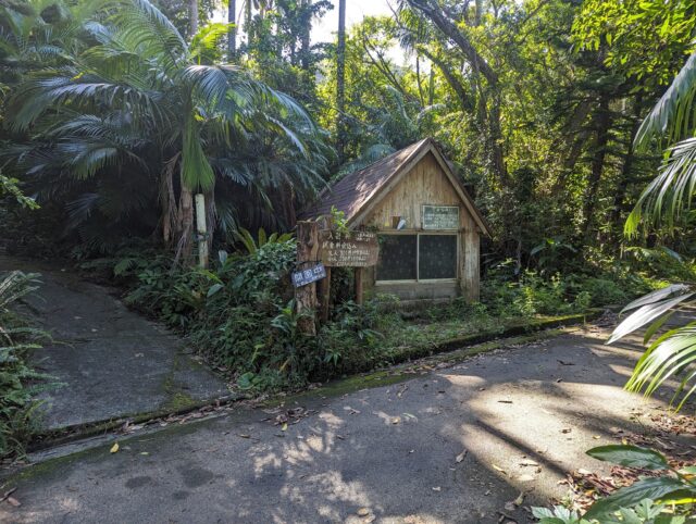 三角屋根の小屋がある駐車場