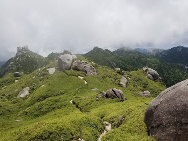 山頂から振り返った、岩山の翁岳と手前の栗生岳、右端の黒味岳