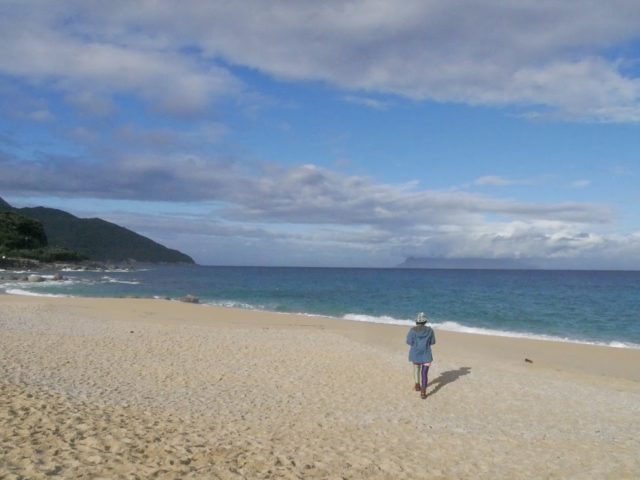 屋久島 冬のいなか浜
雲の向こうに見えるのが口之永良部島