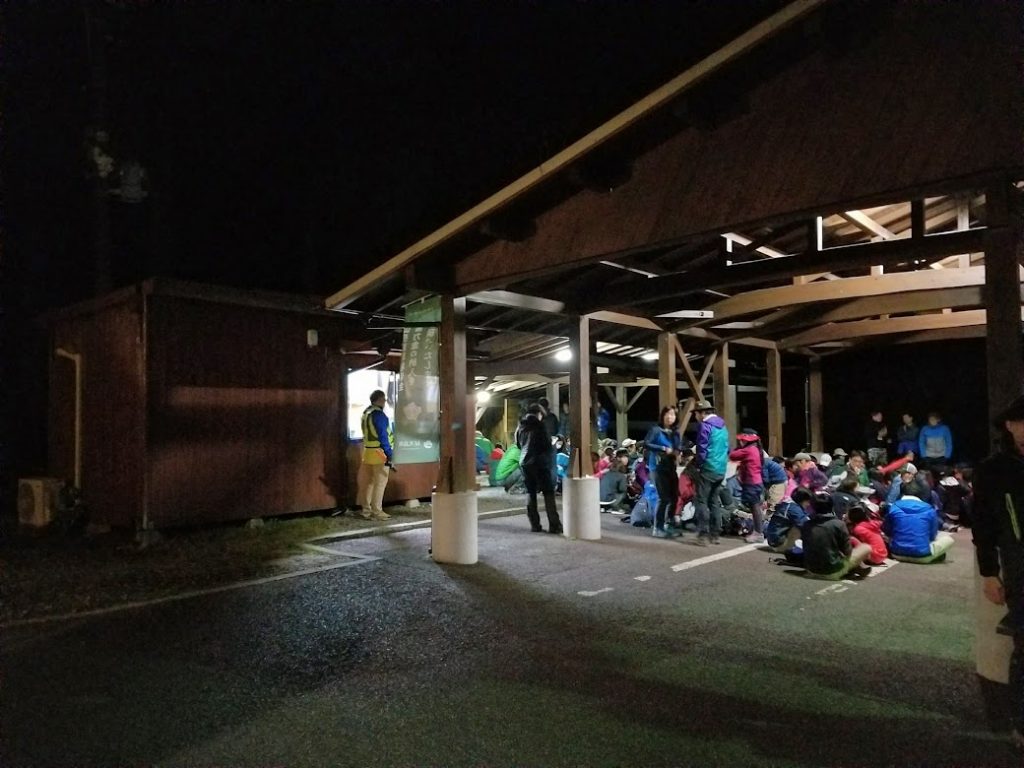 荒川登山バスを早朝に待つ人たち。奥にチケットを購入できる窓口があります。（4時〜6時30分：10時〜19時）
