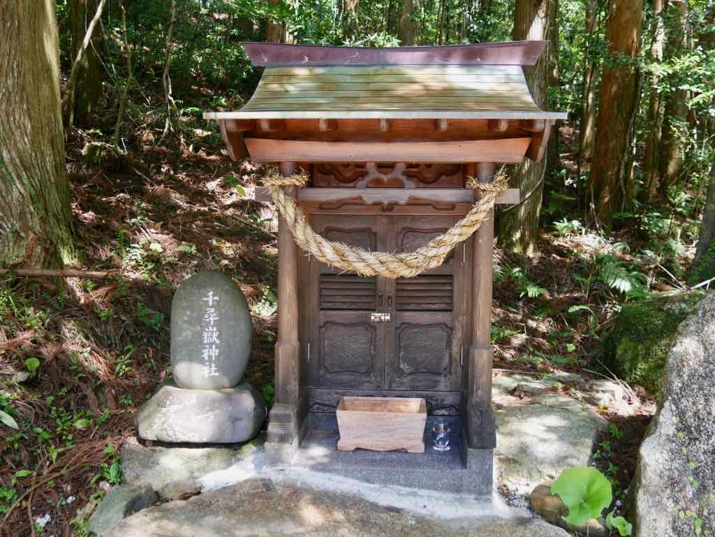 千尋の滝の神社