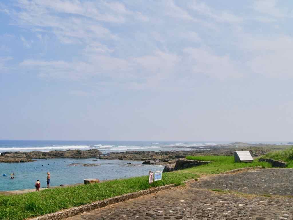 春田浜のタイドプールは、泳ぐポイントから西へ歩いていきます。プールの向こう側がそうですね。